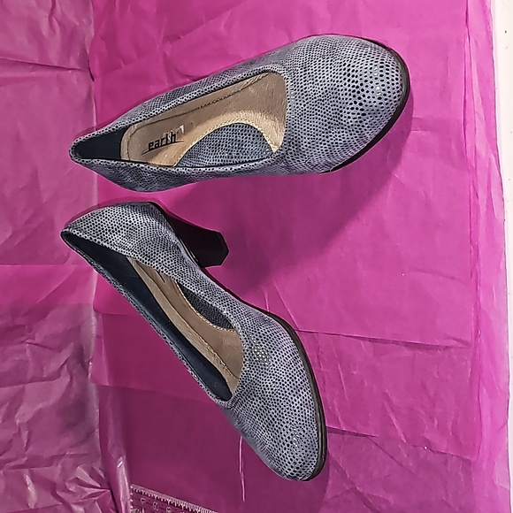 Earth Bluish gray suede/leather pumps (depending on lighting). Sz. 8 EUC - Picture 6 of 16